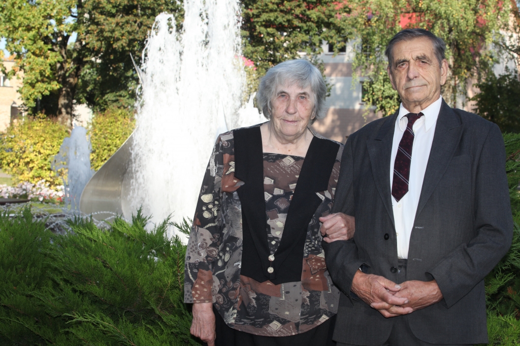 Aina un Zigurds Neilandi Gulbeni sirsnīgi sauc par savu pilsētu. “Man ļoti patīk Gulbene! Tīra un skaista tā ir palikusi, te ir ļoti skaisti parki,” novērtē Zigurds. “Te mums visa dzīve nodzīvota kopā,” piebilst Aina. Šobrīd paši dārgākie ir viņu bērni, talantīgie mazbērni un sirsnīgā ģimene.	
Autors:  Gatis Bogdanovs