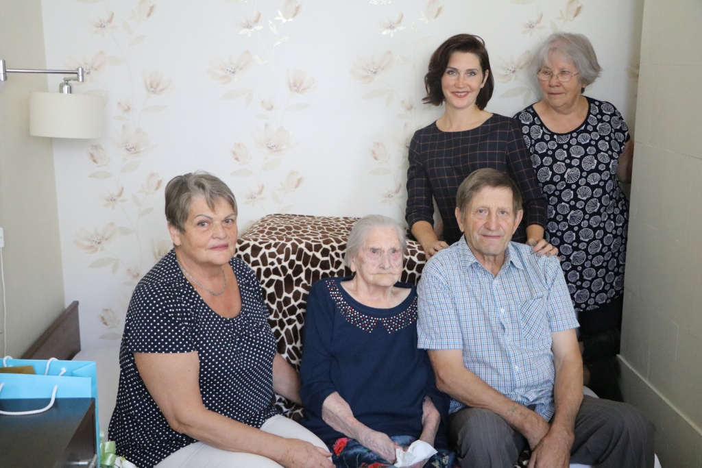 AUSMA MILIJA ZAKARĪTE ar savu ģimeni 100 gadu jubilejā.  
Autors: Alūksnes novads