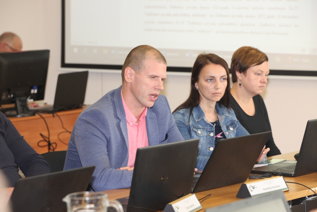 Kā neatkarīgu iestādi! Tādu Stāmerienas pili vēlētos redzēt pagasta iedzīvotāji. Tāpat domā Gulbenes novada pašvaldības neatkarīgo deputātu frakcija, kuras viedokli 24.septembra domes sēdē pārliecinoši pārstāvēja Anatolijs Savickis. 	
Autors: Gatis Bogdanovs