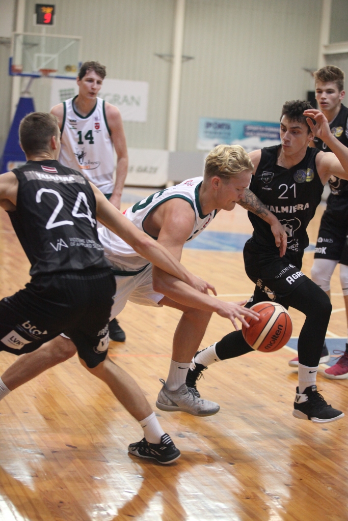 Jaunpienācējs Ričards Pinne (centrā) ir labi iejuties jaunajā komandā un parādīja vērā ņemamu sniegumu. 
Autors: Gatis Bogdanovs