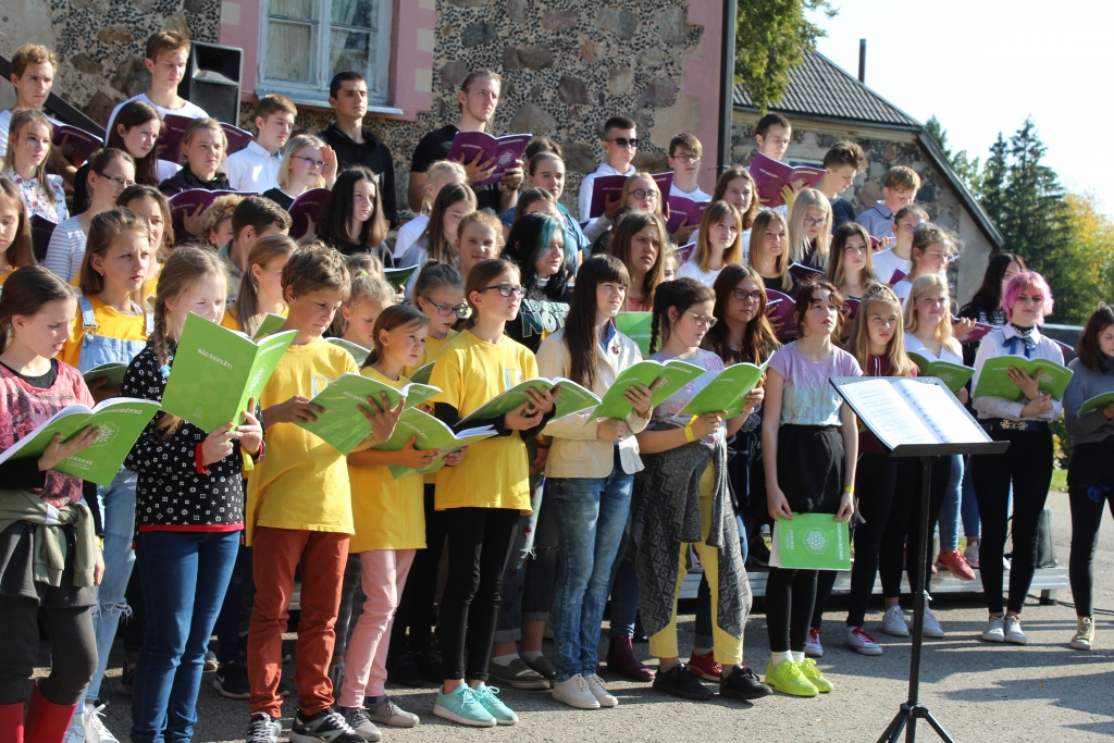 Gulbenes novada skolu un Rīgas Mākslas un mediju tehnikuma kopkoris vienojas mēģinājumā – koncertā, kuru vada diriģents Gints Ceplenieks.
Autors: Gatis Bogdanovs