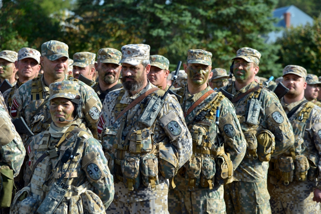 Mācībās “Zobens 2020” piedalījās arī Gulbenē izvietotā Zemessardzes 25. kājnieku bataljona zemessargi un karavīri. “Esam paveikuši ļoti labu darbu, un visi zemessargi, kas bija uz šīm mācībām, ja vien būtu tāda nepieciešamība, būtu gatavi pildīt uzdevumus valsts aizsardzībai,” atzinīgi vērtē mācībās nokomplektētās 25. kājnieku bataljona rotas komandiere virsleitnante Kristīne Vītoliņa (pa kreisi). 
Autors: Zemessardzes 2.Vidzemes brigādes arhīvs