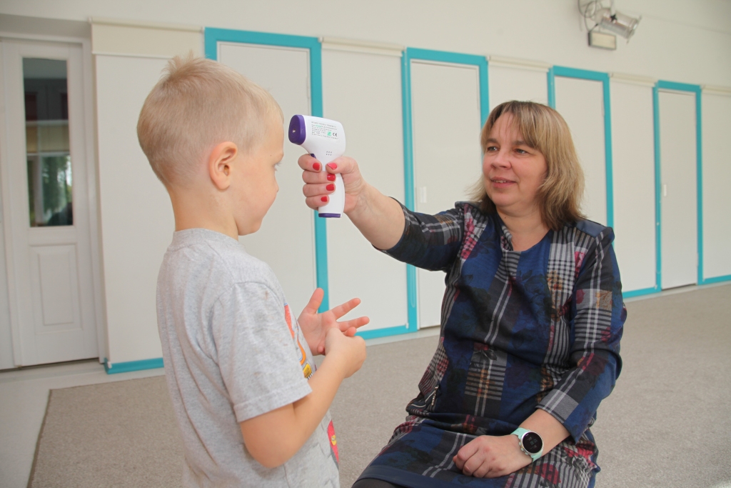 Temperatūras mērīšana kā piedzīvojums. Audzinātāja Solvita Boša Gulbenes 1.bērnudārzā prot šo uzdevumu veikt tā, lai lietderīgais tiktu apvienots ar bērnam interesanto. 
Autors: Gatis Bogdanovs