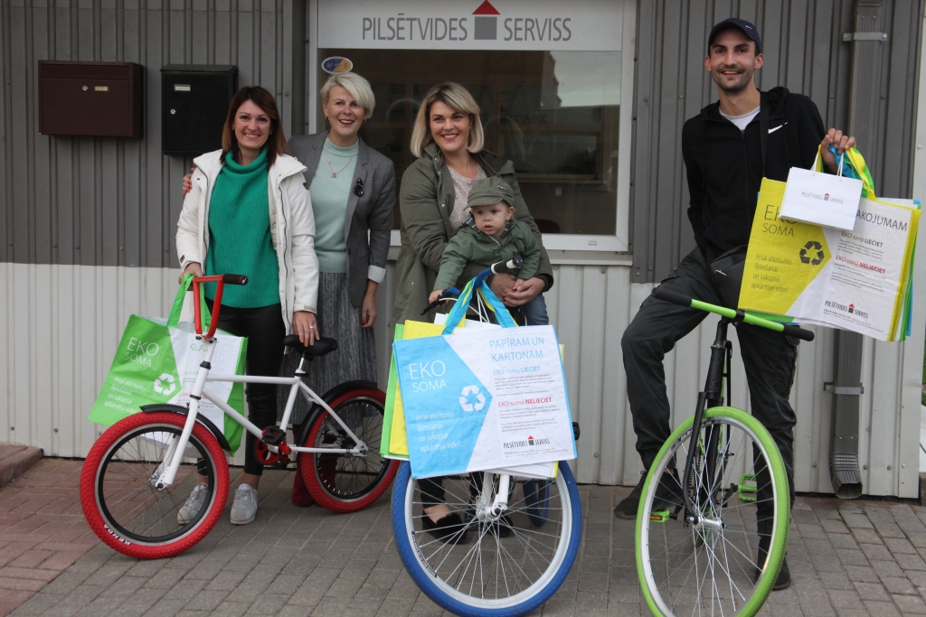 Gatavi braukt mājās! SIA “Pilsētvides serviss” dāvātos velosipēdus izmēģina klientu aptaujas uzvarētāji Sintija Smagare (no kreisās), Guna Pūcīte un mazais Emīls, kā arī Andris Doņuks. Uzvarētājiem līdzi priecājas uzņēmuma Malienas reģiona vadītāja Ineta Ivašenko (otrā no kreisās). 
Autors: Gatis Bogdanovs