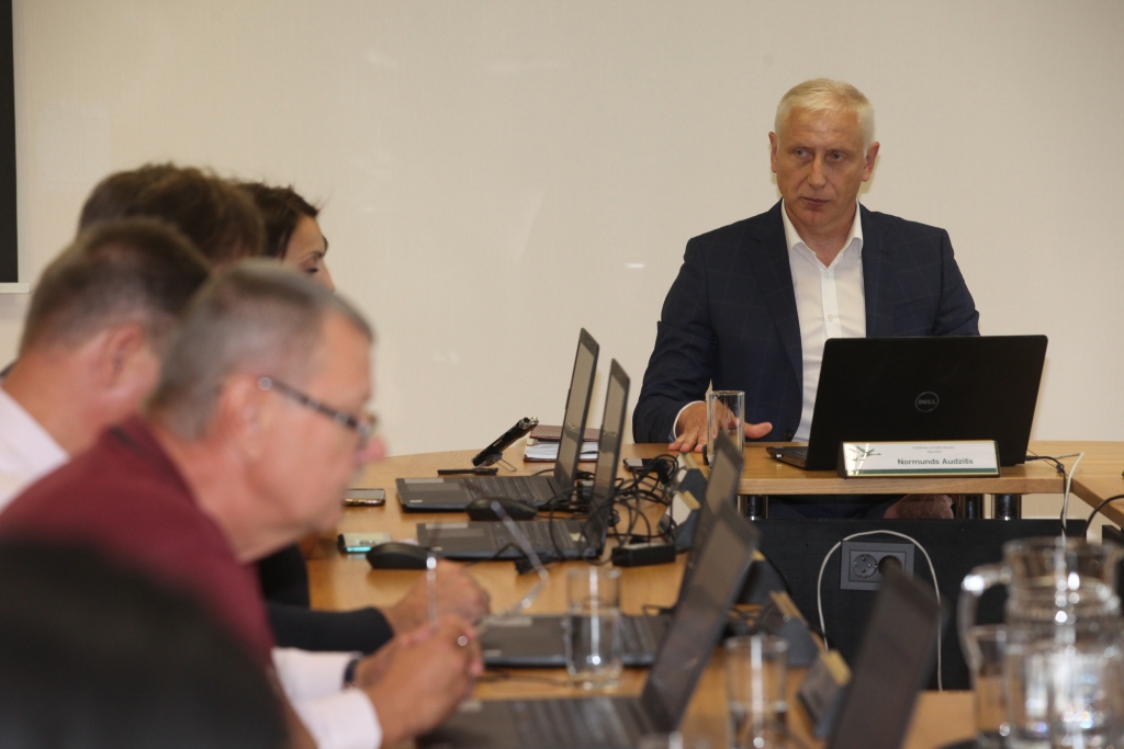 Uzņēmējdarbības vidē “nekādā ziņā nedrīkst dalīt mazos no lielajiem” uzņēmējiem – uzsver novada domes priekšsēdētājs Normunds Audzišs. Viņš uzskata, ka visiem ir iespēja būt aktīviem. 
Autors: no “Dzirksteles” arhīva