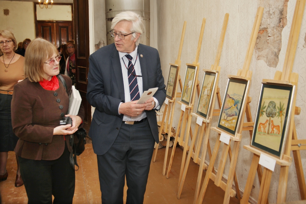 Dantes Aligjēri biedrības Latvijas nodaļas māksliniece Maira Veisbārde otro reizi piedalās izstādē Stāmerienas pilī. Viņa vēlas te gleznot plenērā, ko paredzēts rīkot nākamvasar. 	                  Foto: 
Autors: Gatis Bogdanovs