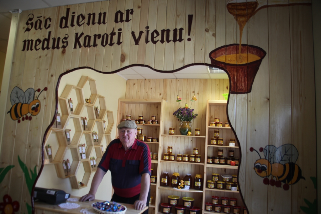 Armands Galviņš pats izveidojis dizainu “Medus bodes” piedāvājumam. 	
Autors: Gatis Bogdanovs