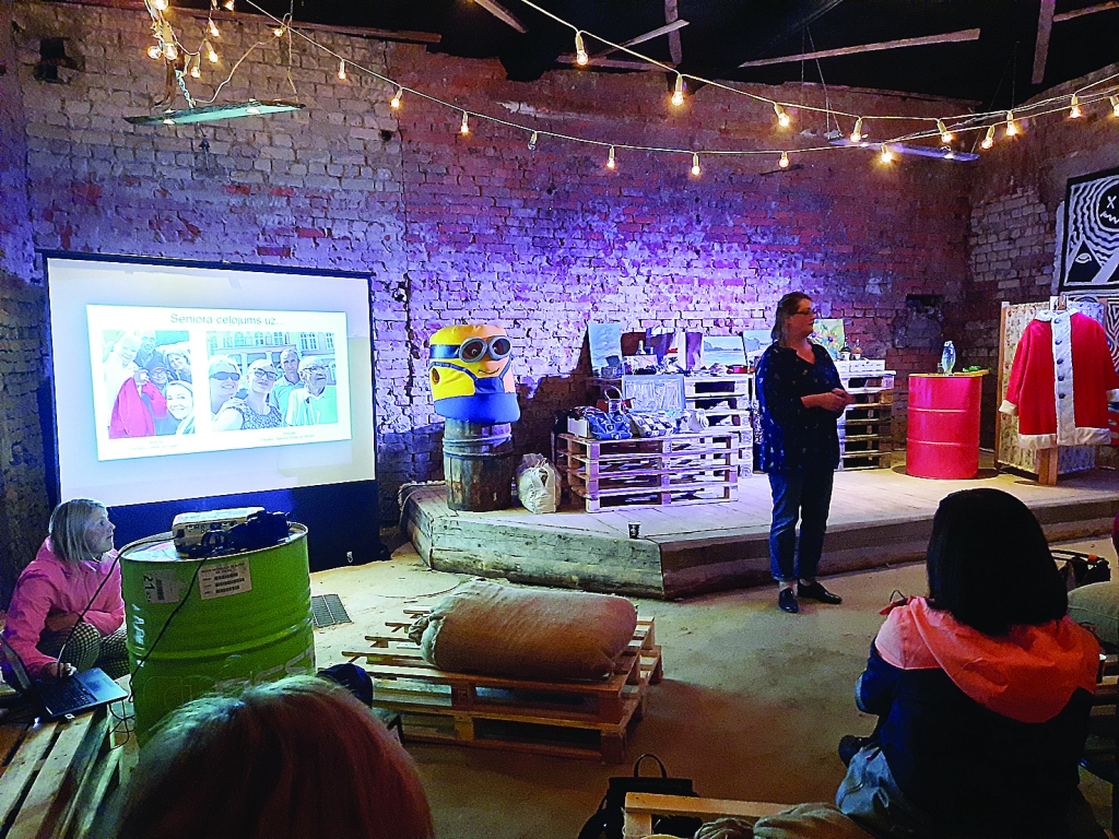 Dārgākais pirkums izsolē bija Gerdas Juškevičas glezna ar pasta velosipēdu par 60 eiro, kuru iegādājās Edijs Frīdenbergs.  
Autors: Inese Indzere