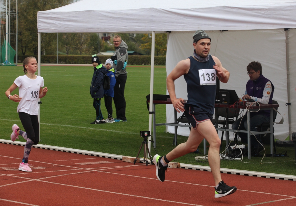 Pagājušajā svētdienā jau 15.gadu pēc kārtas pilsētas ielās un stadionā notika tradicionālais tautas skrējiens “Gulbenes apļi”. Šogad tajā piedalījās 18 soļotāji un 177 skrējēji, kas ir par 53 skrējējiem vairāk nekā pērn. Vīriešiem tautas klasē pirmo vietu izcīnīja Arturs Birznieks, savukārt S-12 grupā - Sintija Birzniece, kura neveiksmīgi krita pašā startā. Pēc 3 kilometru distances finiša izrādījās, ka Gulbenes BJSS audzēkne trasi bija veikusi ar lauztu roku.	
Autors: Gatis Bogdanovs