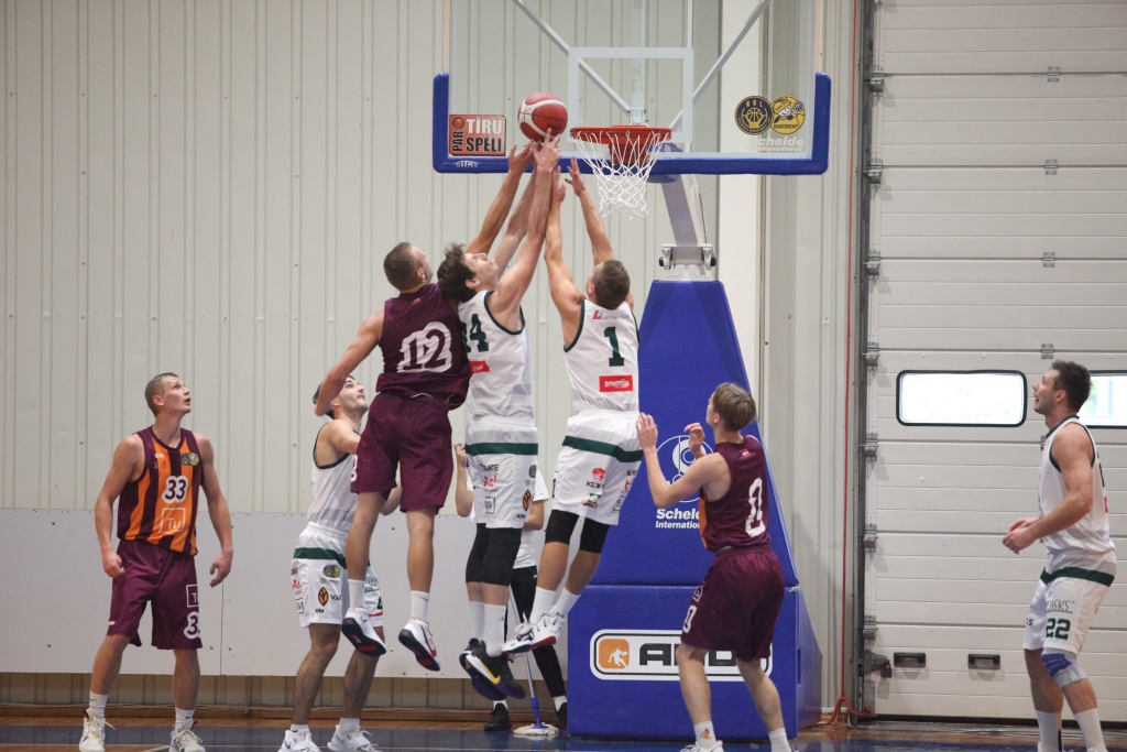 “Gulbenes Buki” sīvā cīņā pieveic BA “Turība”. 
Autors: Gatis Bogdanovs