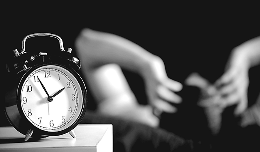 Sliktu naktsmieru var radīt dažāda veida moderno tehnoloģiju lietošana pirms miega, kā arī vēla ēšana, pārāk augsta gaisa temperatūra telpā vai neērts spilvens vai matracis. 	
Autors: Ilustratīvs foto: “Blogs.va.gov”