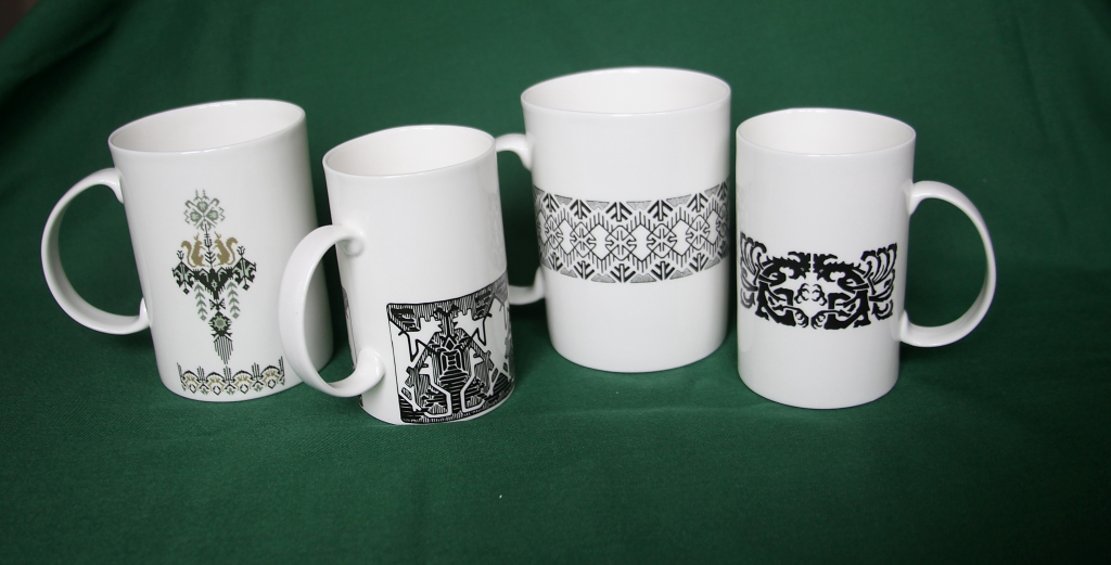 Vispirms raksts tiek izveidots grafiski datorprogrammā. Pēc tam, izmantojot attiecīgas tehnoloģijas, tas tiek uzlikts uz krūzītes vai cita trauka un piededzināts augstā temperatūrā.  
Autors: Gatis Bogdanovs