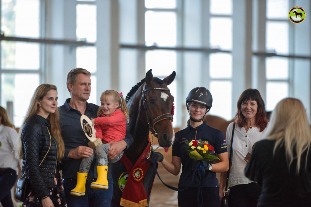 Zirgu staļļa “Grantiņi 1” īpašniecei Dārtai Dikmanei-Stūriškai kopā ar vīru Aldi un meitiņu Elizabeti ir liels prieks par Chekera pirmajiem panākumiem. Jaunzirga trenere ir Rendija Kivkucāne. 
Autors: no personiskā arhīva