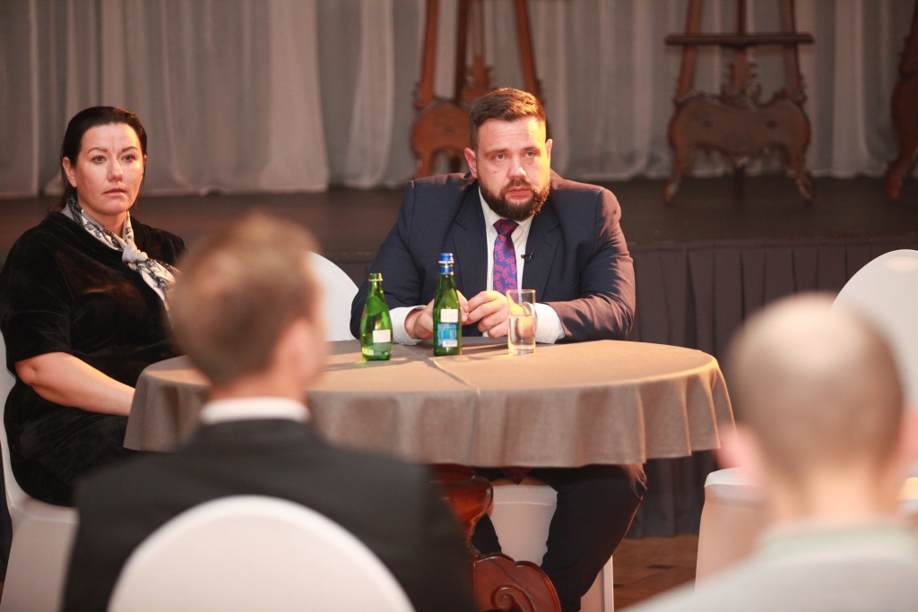 Kam vairāk, ko teikt: ministram vai gulbeniešiem? Ekonomikas ministrs Jānis Vitenbergs, tiekoties Gulbenē ar iedzīvotājiem, runāja daudz. Saeimas deputāte Ieva Krapāne tikai klausījās. Novada iedzīvotāji jautāja un runāja paši daudz un no sirds. 	
Autors: Gatis Bogdanovs