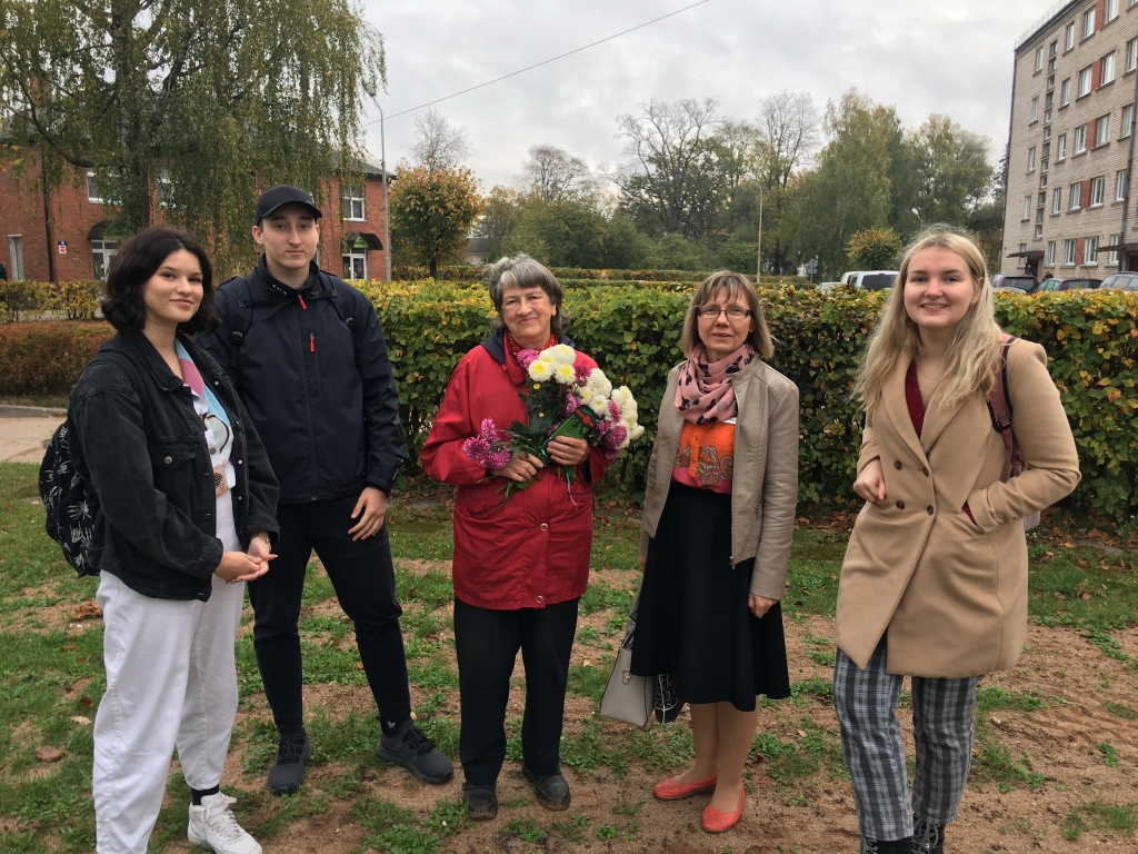 Gulbeniete ar lielo burtu. Tāda ir Inta Biruta Vilka. Piektdien viņu satikt devās Gulbenes novada vidusskolas 11.l klases skolēni Diāna, Ņikita un Rebeka. Ar viņiem kopā bija Daira Ģērmane. Pēc šīs tikšanās skolēni devās atpakaļ uz skolu, kur viņiem bija jāpilda kontroldarbs.
Autors: Diāna Odumiņa