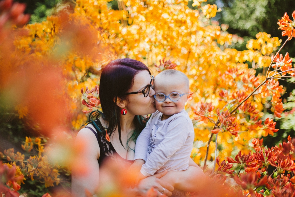 Oktobris visā pasaulē ir Dauna sindroma izpratnes mēnesis, kad vairāk sabiedrībā runā par šo sindromu un māca izprast. Ir daudz vecāku, kuri joprojām baidās publiski runāt par to, ka audzina bērniņus ar Dauna sindromu. Novadniece Velga Polinska tāda nav. Pirms vairākiem gadiem, piedzīvojot skaudru un sāpīgu likteņa pavērsienu, viņa ir radusi sevī drosmi runāt publiski par to, kā ir būt mammai bērniņam ar Dauna sindromu. Iespējams, ar savu stāstu viņa spēs iedrošināt vēl vecākus, kuriem ir šāda situācija, nebaidīties lūgt palīdzību, nebaidīties būt atklātiem. Velga ir apbrīnojama mamma: spēcīga, gudra, inteliģenta, mīloša, atvērta, sirsnīga – vislabākā!         
Autors: Arita Strode-Kļaviņa   
