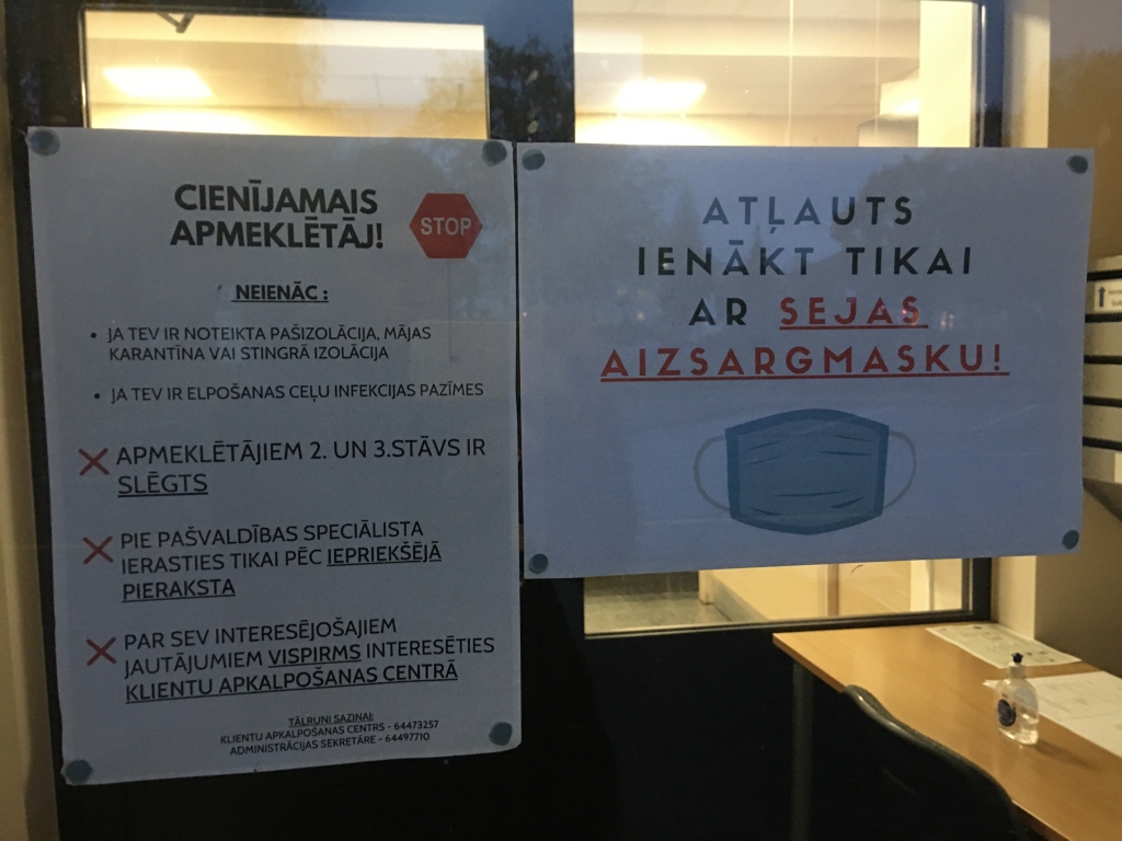 Informācija pie Gulbenes novada pašvaldības administrācijas ēkas ieejas durvīm vēsta, ka ir ieviesti ierobežojumi. 	
Autors: Diāna Odumiņa