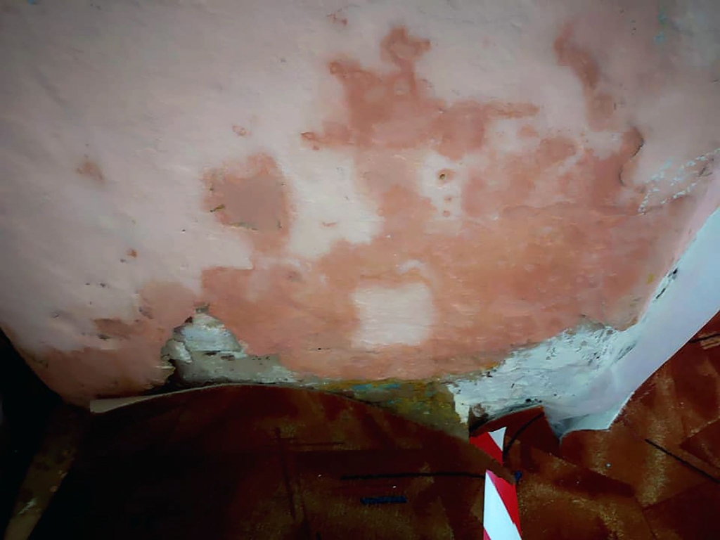 Par nesen veikto remontu vairs nekas neliecina - sienas slapjas, paklājs - pelē.  	
Autors: no personiskā arhīva