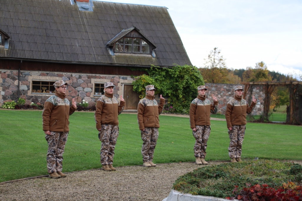 Arvien vairāk sievietes izvēlas pievienoties Zemessardzes rindām. Arī Betija Glāzniece no Jaungulbenes (no labās) pēc svinīgā zemessarga zvēresta došanas “Liepsalās” atzīst, ka apzinājusies savu aicinājumu kalpot savai tautai un ģimenei. 
Autors: Māris Šūpols