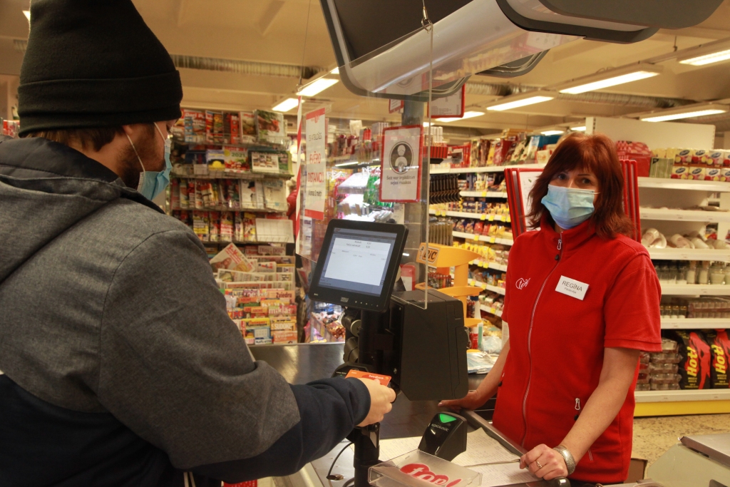 Pagājušajā nedēļā stājās spēkā prasība par obligātu sejas masku nēsāšanu veikalā, pastā, aptiekā un citur. Vai šī prasība tiek ievērota Gulbenes veikalos? “Dzirkstele” novēroja, ka lielākā daļa pircēju ir apzinīgi un noteikumus ievēro, bet ir arī tādi, kas maskas tomēr nelieto vai arī dara to nepareizi. Veikalā “Top!” “Dzirkstele” vakar novēroja, ka pircēju ar maskām ir vairāk nekā bez maskām. Kad vaicājām pircējiem, kāpēc masku nav uzlikuši, atbilde bija īsa: “Aizmirsām mājās.” Arī veikala darbinieces “Dzirkstelei” apliecina, ka tā ir biežākā atbilde, kuru dzirdot no pircējiem bez maskām. Viņas arī atklāj, ka pavasarī cilvēki bijuši pat apzinīgāki nekā viens otrs tagad. Bieži vien veikalā tiek aizmirsta arī divu metru distance, par to pārliecinājās arī “Dzirkstele”.   
Autors: Inita Savicka