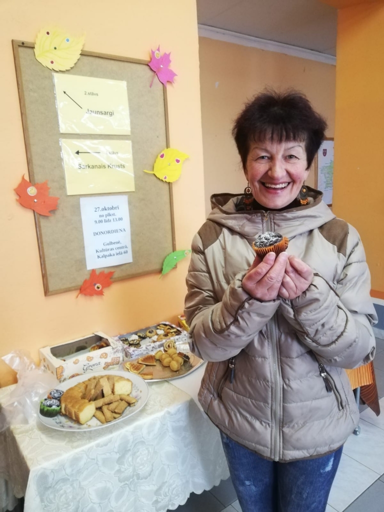 Gulbeniete Maija priecājas par skolēnu sarūpēto gardo cienastu.  
Autors: no personiskā arhīva