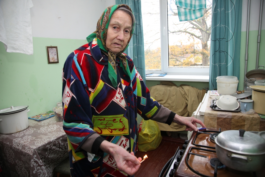 Salst un raud. Gulbeniete Iraīda Siņicina, kurai ir 90 gadu un kura mitinās no pašvaldības īrētā dzīvoklī Raiņa ielā 44, ir izmisumā. Oktobris tūlīt beigsies, bet radiatori dzīvoklī ir ledus auksti. Sieviete tiem uzklājusi savu jaku. Tad liekas, ka istaba ir siltāk. Viņa saka – nu jau ir vienalga, kāda maksa tiks prasīta par mājas apkuri. Viņa vienmēr no savas pensijas godīgi ir visu maksājusi un darīs to arī turpmāk. 
Autors: Gatis Bogdanovs 