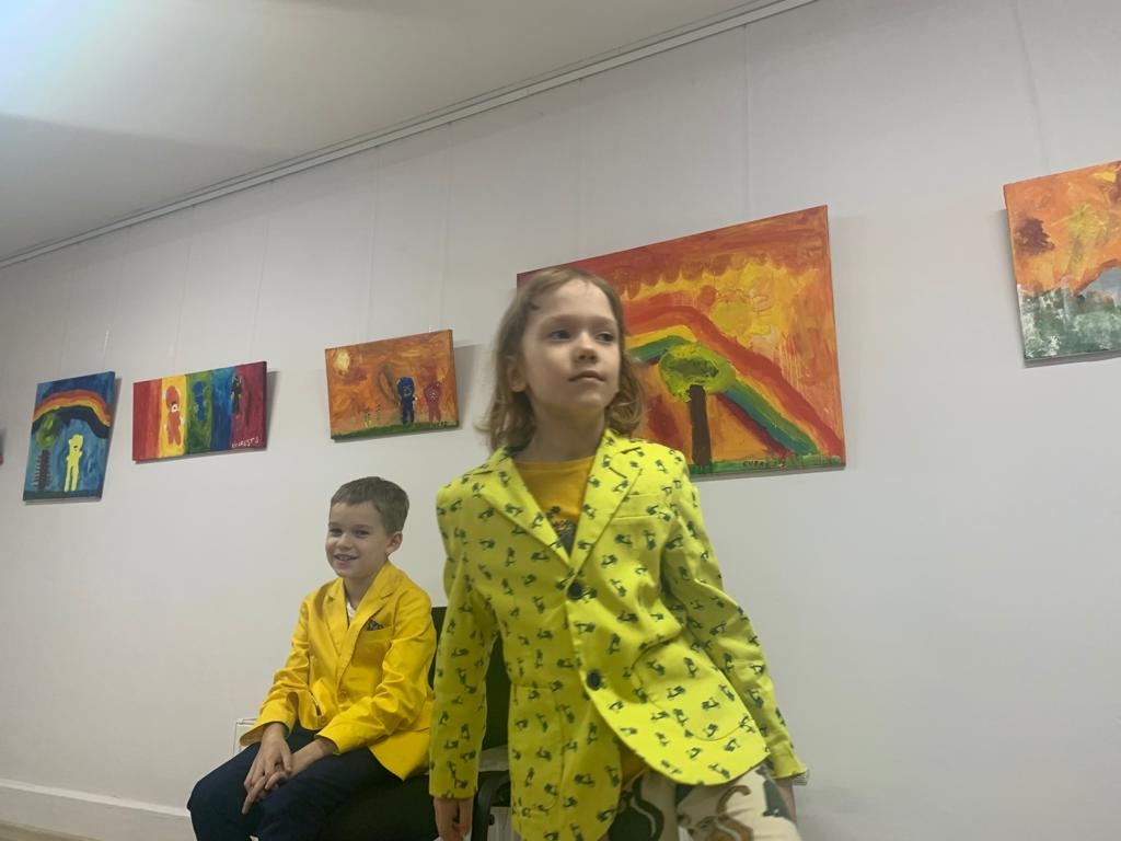 Everesta Lūkina daudzus mākslas darbus caurvij varavīksnes motīvs. Izstādē redzami arī viņa brāļa Marsela daži darbi. “Brāļi ir ļoti atšķirīgi. Mēs gribējām, lai arī Marsela darbi ir izstādē, bet viņam nav tik lielas intereses par gleznošanu kā Everestam,” saka puišu mamma Laila Uiska.  	
Foto:  
Autors: no personiskā arhīva