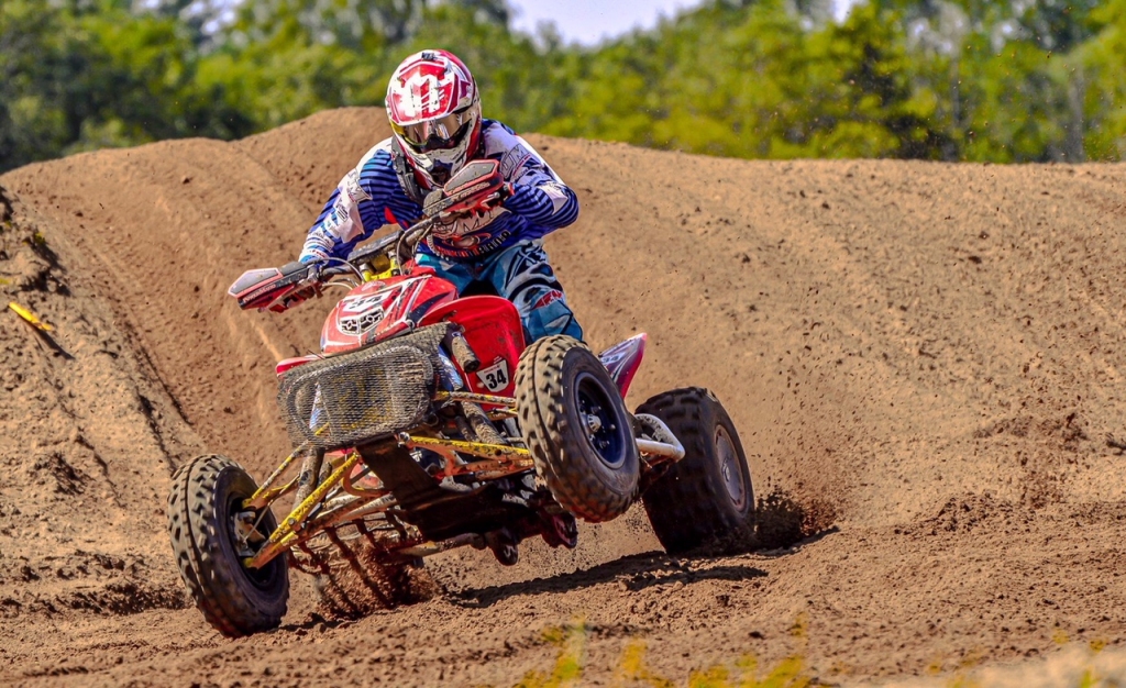 2020.gada motokrosa sezona noslēgusies, tā sākās aprīlī, bet Covid-19 ienesa tajā savas korekcijas. Atis Breds ar savu uzticamāko atbalstītāju un skolotāju – savu tēti Aivaru piedalījušies 16 sacensībās, tostarp arī Igaunijā un Lietuvā. Attēlā – Lietuvas sacensības, Rokišķos 2020.gads. 
Autors: no personiskā arhīva