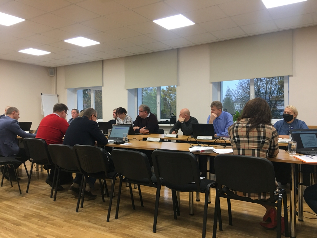 22.oktobrī Gulbenes novada domes finanšu komitejas sēdē tika virzīts lēmumprojekts, kura pieņemšanas rezultātā deputāte Ilze Mezīte vairs nedrīkstēs balsot, paceļot roku. Viņai būs jābalso interneta sistēmā, izmantojot datoru. 	
Autors: Diāna Odumiņa