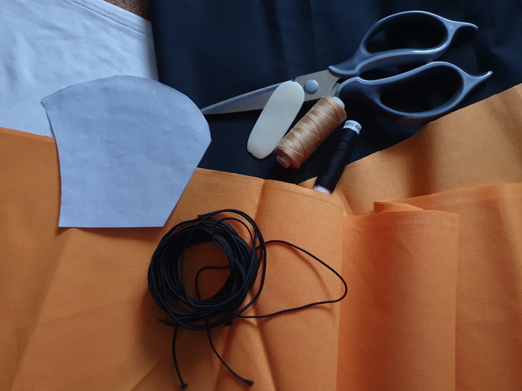 1. VAJADZĒS: piegrieztni (skatīt zemāk, publicēta oriģinālajā izmērā), audumu (izvēlējos kokvilnas, lai vieglāk elpot), pieskaņotas krāsas tievo gumiju, šķēres, diegu, plānu ziepju gabaliņu piegrieztnes pārnešanai uz auduma.