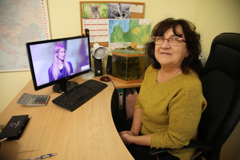 Gulbenes novada vidusskolas pedagoģe karjeras konsultante Raisa Raga vakar vēroja uzņēmējdarības iedvesmas konferences tiešraidi. Fotografēšanas brīdī tiešraidē uzstājās Gulbenes skolēnu mācību uzņēmuma (SMU) “Clean Clever” dibinātājas un Eiropas SMU fināla dalībnieces Elizabete Brūniņa un Klinta Sniedze. 
Autors: Gatis Bogdanovs