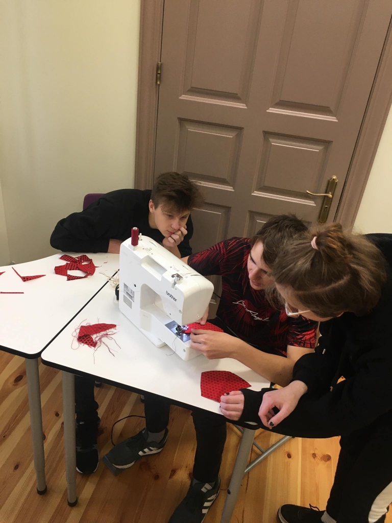 Ir interesanti arī puišiem. Sejas masku šūšana Gulbenes novada vidusskolā ir aizrāvusi arī zēnus. Darbošanās pie šujmašīnas nav nemaz tik vienkārša. 
Autors: Evita Zālīte
