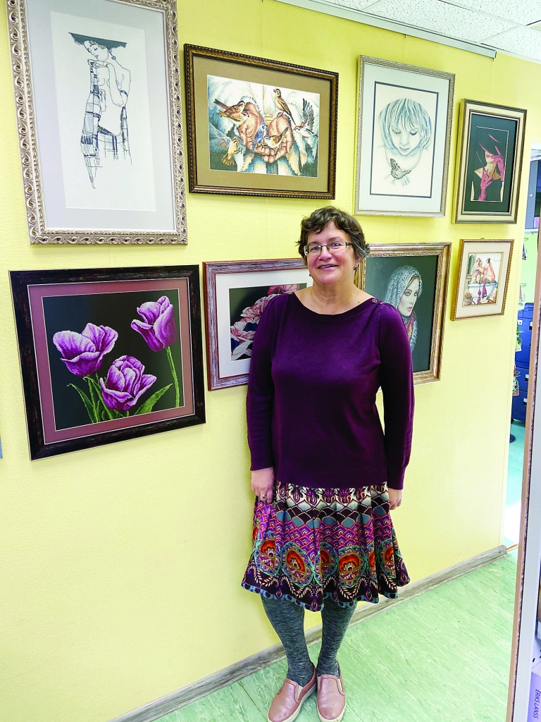 Māksliniece Vineta Meistere atzīst, ka daudziem priekšstatu par izšūšanu krustdūrienā veido vecmāmiņu izšūtie darbi un sedziņas. Ieraugot šīs gleznas, skatītāji bieži māksliniecei pārsteigti jautā, vai tiešām tās ir izšūtas. “Vislabākais kompliments man bija reiz, kad viena meitene man teica, lai nerādu viņai šīs fotogrāfijas, bet lai rādu, kur tad ir tie mani darbi,” smaidot atceras V.Meistere. 
Autors: Jana Daugele