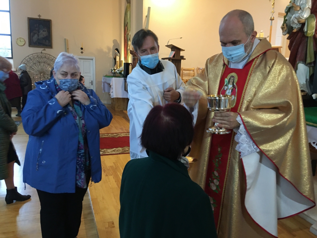 Vēl stingrākus drošības pasākumus COVID-19 pandēmijas laikā sākusi ievērot Gulbenes katoļu draudze. “Mieru, kārtību un distanci!” mudināja priesteris Pāvils Kamola Visu svēto dienā, 1.novembrī, rīta dievkalpojumā aicinādams katoļus nākt pie svētās komūnijas. Un piebilda: “Pasargājiet mani!” Ir jāpriecājas, ka baznīca ir vaļā, atvērta, ka ticīgie var nākt un lūgties dievnamā, pauda P.Kamola. “Dzirkstele” novēroja, ka dievkalpojumā piedalījās apmēram 40 cilvēku. 	
Autors: Diāna Odumiņa