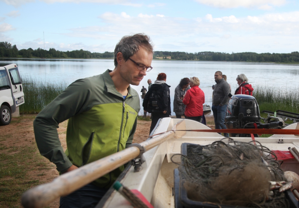 Pēta Gulbenes novada ūdeņus un labprāt piedalās pašvaldības organizētajās iedzīvotāju sanāksmēs. Matīsam Žagaram, kurš ir vadošais pētnieks Priekuļu nodibinājumā “Vides risinājumu institūts”,  ir, ko teikt sabiedrībai. Tomēr interesē ar vietējo iedzīvotāju domas. 
Autors: no “Dzirksteles” arhīva