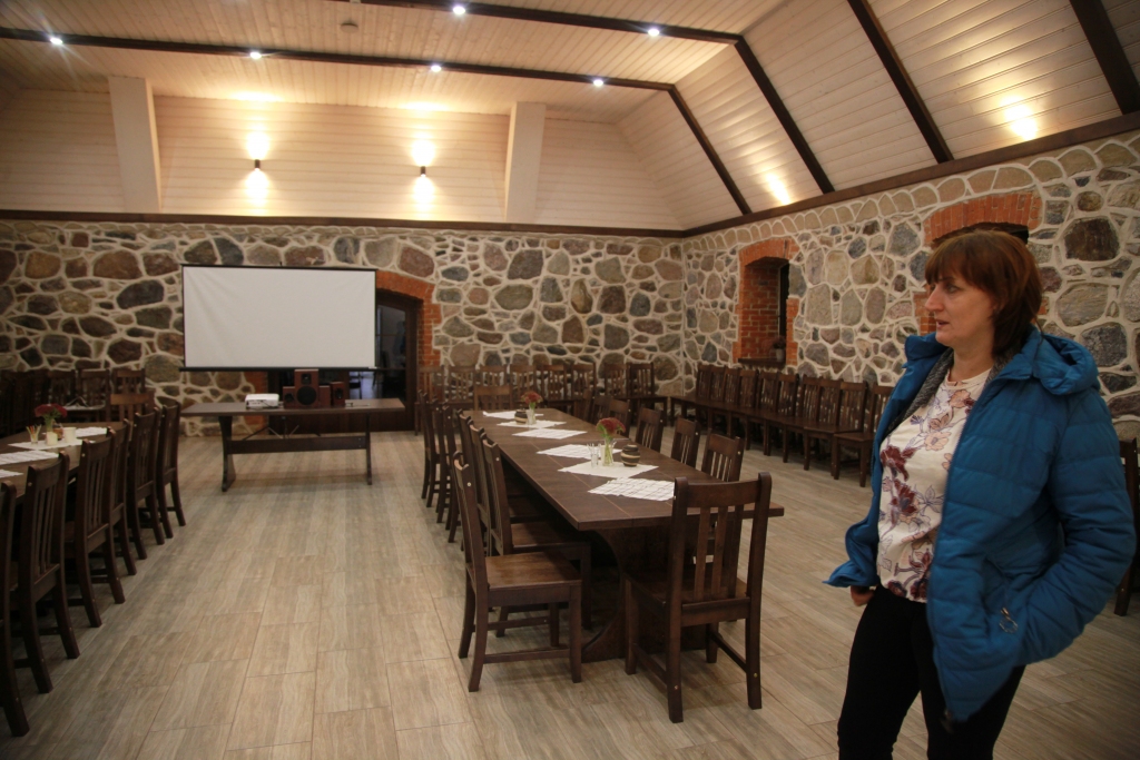 Par jauno siera māju, kuras kopējā platība ir aptuveni 270 kvadrātmetri, Ineta Dambrova stāsta: “Pirms tam te bija kūts. Kolhoza laikā tajā bija govis. Kad grupām mēs rādām vecās fotogrāfijas, kas te bija pirms tam, tad visi brīnās. Viss te tika mazgāts, berzts un tīrīts.”	
Autors: Gatis Bogdanovs