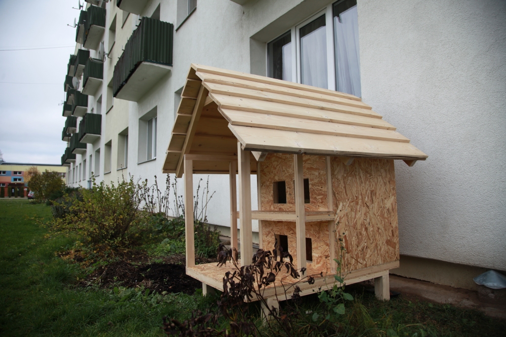 Gulbenes 1.pirmsskolas izglītības iestāde ir pateicīga Edgaram Tipānam par izveidoto siltināto kaķu māju, kas tagad atrodas Nākotnes ielā 2/3. “Ja kāds nokrāsos jumtu, tad šī māja pastāvēs kādus desmit gadus noteikti,” stāsta E.Tipāns. Labo darbu nedēļā mājai tika veltīti četri darbdienu vakari.   
Autors: Gatis Bogdanovs