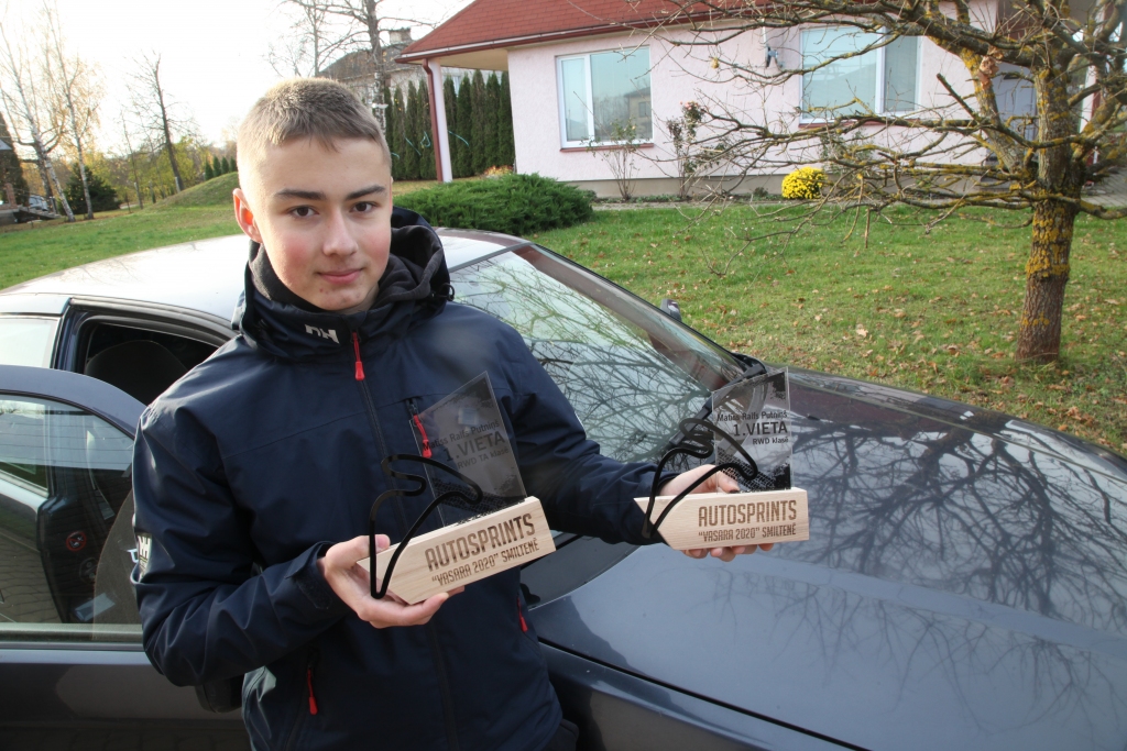 Matīsam Ralfam Putniņam patīk “BMW” markas mašīnas. Tieši ar šo mašīnu sacensībās viņš izcīnījis kausus, kuri mājās nolikti goda vietā.
Autors: Gatis Bogdanovs