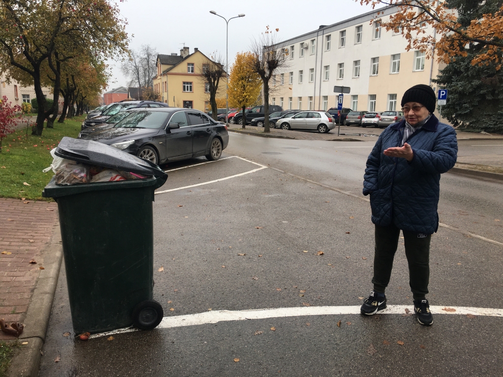 Konteiners stāv izstumts ielas malā, kā jau tiek prasīts, bet atkritumi nav paņemti. 30.oktobrī to “Dzirkstelei” rādīja gulbeniete Lilija Dzenīte. “Dzirkstele” palīdzēja sakontaktēties ar atkritumu apsaimniekošanas uzņēmumu, lai turpmāk vairs pārpratumu nebūtu un sadarbība noritētu veiksmīgi. 
Autors: Diāna Odumiņa  