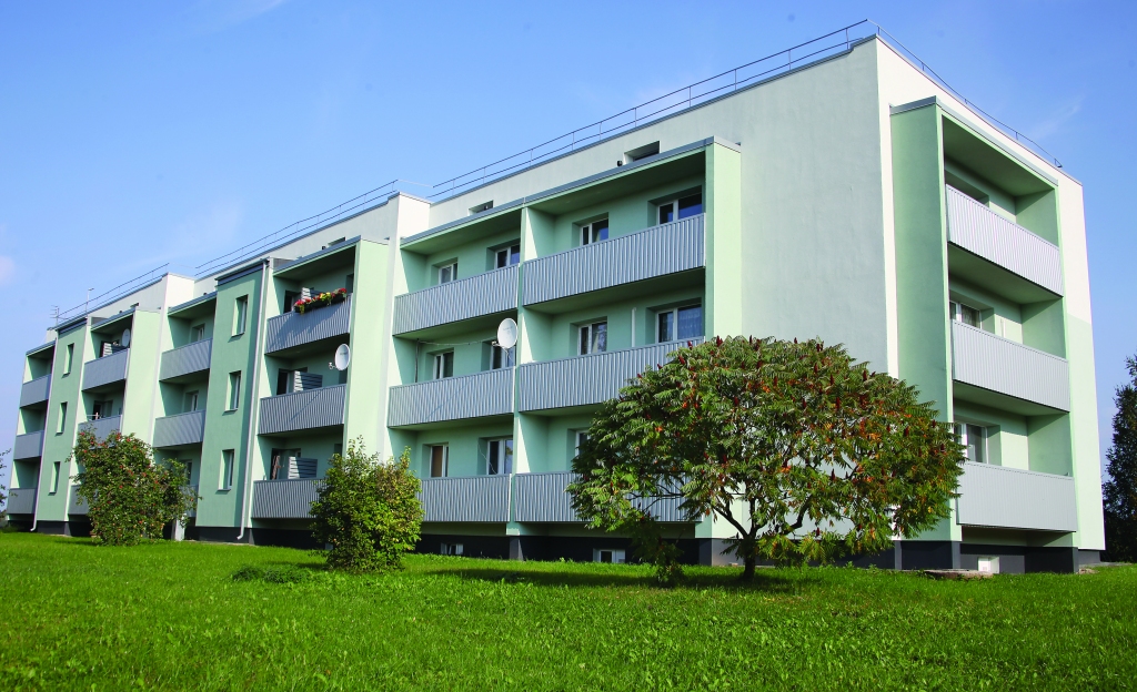 Ozolkalnā (Kļavkalnu ielā 16) ceļa malā ir redzama skaisti atjaunota 24 dzīvokļu māja. Ir veikta ēkas un  siltumapgādes sistēmas cauruļvadu siltināšana, jumta seguma un lodžiju atjaunošana, logu nomaiņa. 
Autors: no “Dzirksteles” arhīva