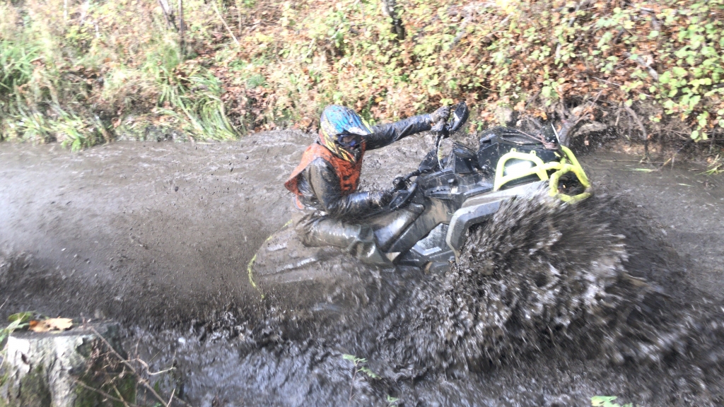 Sportisti ar azartu un prieku sacensībās izbauda braukšanu pa dubļiem. 
Autors: no personiskā arhīva