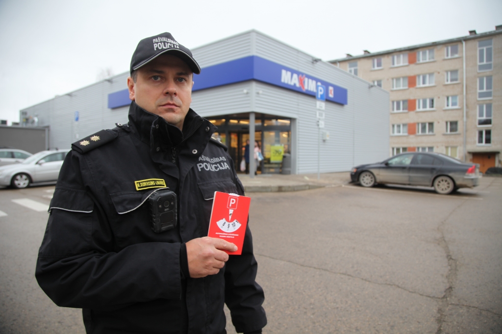 Gulbenes novada pašvaldības policijas priekšnieks Mārtiņš Didrihsons-Linards saka, ka tagad pirms ieiešanas veikalā jāieliek “pulkstenītis” automašīnā aiz stikla vai arī uz lapiņas jāatzīmē savs apstāšanās laiks.
Autors: Gatis Bogdanovs