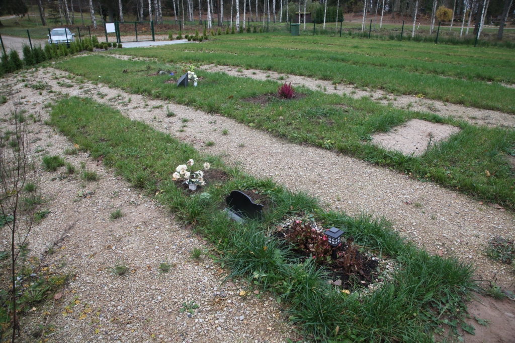 “Daudzi saimnieki savus mājdzīvniekus apglabā pat ļoti sirsnīgi,” atzīst Gulbenes dzīvnieku aizsardzības biedrības “Ķepaiņu draugu klubs” vadītāja Ira Žeigure, kura ir atbildīgā arī par dzīvnieku kapsētu Gulbenē, Miera ielā 12. Daži dzīvnieku saimnieki pat uzlikuši saviem aizgājušajiem mīluļiem pieminekļus. 
Autors: Gatis Bogdanovs