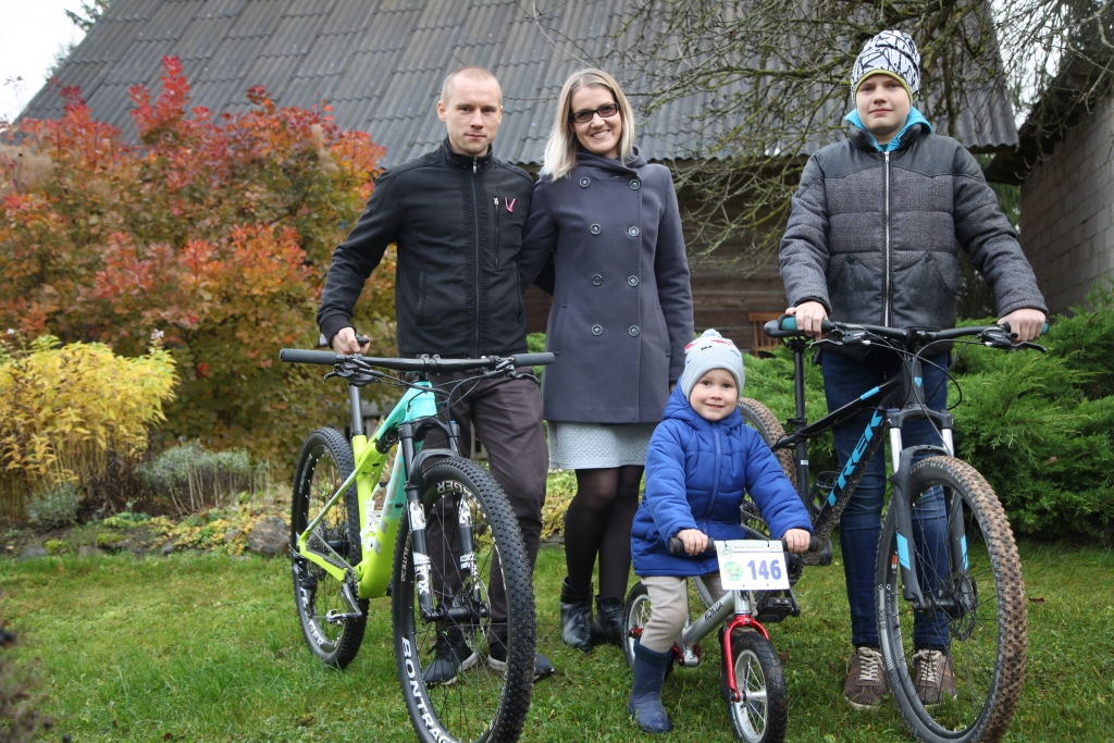 Lizumnietis velobraucējs Aivars Dārznieks ir licis izskanēt plašāk Lizuma un Gulbenes novada vārdam. Aivars šogad ieguva Latvijas Amatieru XCO čempiona titulu. Par to prieks arī viņa sievai Evitai un dēliem Otto un Niko. Arī pašam Aivaram gandarījums. “Lietderīgi pavadīts laiks. Īsti nevaru iztēloties, ko es darītu, ja nebrauktu ar riteni. Tas jau man kļuvis par dzīvesveidu, jo treniņi ir katru dienu. Dienā vairākas stundas esmu uz riteņa,” saka Aivars.	
Autors:  Gatis Bogdanovs