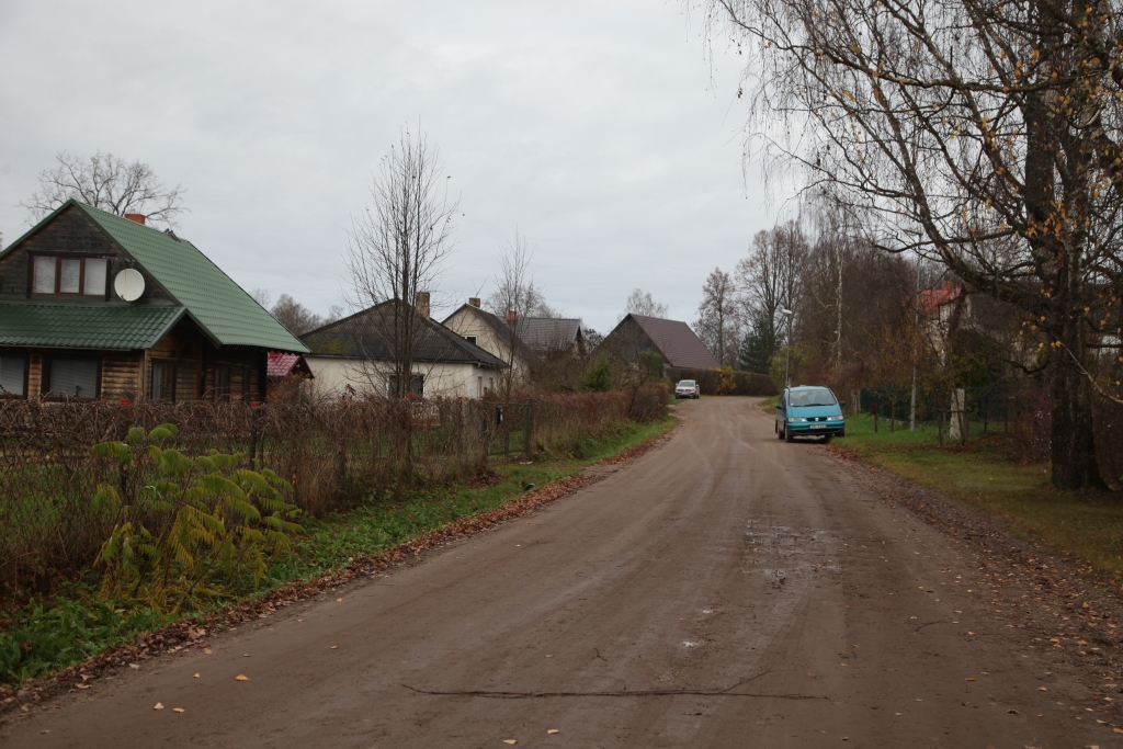 Tilta iela Gulbenē ir viena no tām, kur šobrīd nav uzreiz iespējama pieslēgšanās pilsētas centrālajam ūdensvadam un kanalizācijas tīkliem. Arī Brīvības ielā ir šādas problēmas, kas tiks risinātas pēc rekonstrukcijas posmā no Bērzu ielas līdz Rīgas ielai. 	
Autors: Gatis Bogdanovs