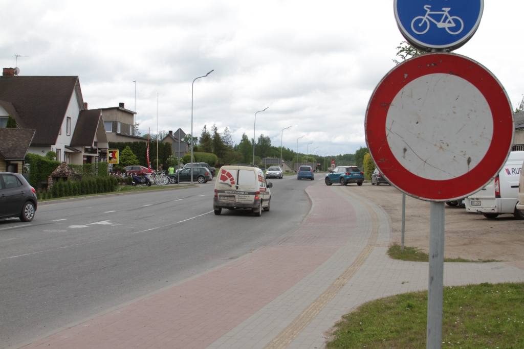 Mocības ar Baložu ielas rekonstrukciju Gulbenē jau kļuvusi par leģendu. Kas vainīgs pie tehniskajām problēmām, finansējuma apšaubāmas tērēšanas? Iespējams, atbildes uz šiem jautājumiem tā arī paliks līdz galam nenoskaidrotas. 
Autors:  no “Dzirksteles” arhīva