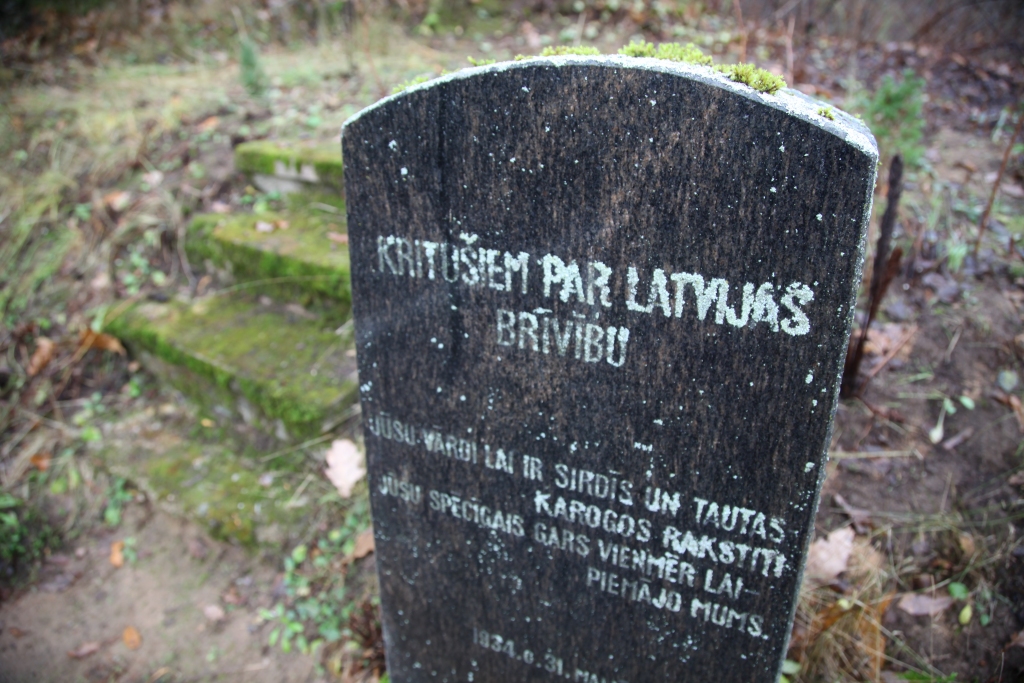 Šodien aizmirsta izskatās kapa vieta Gulbenes vecajos kapos tiem, kas savulaik cīnījušies par to, lai mēs varētu dzīvot brīvā Latvijā. 	
Autors: Gatis Bogdanovs