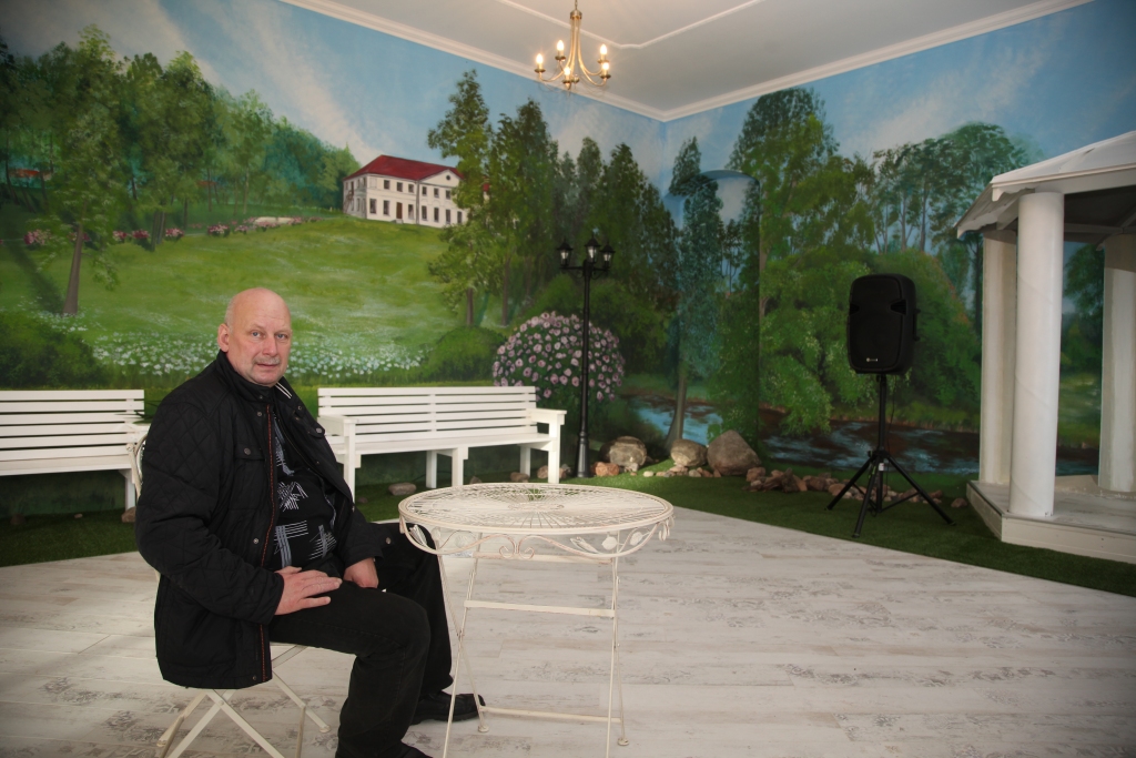 Apjomīgais sienu gleznojums Litenes muižā rada pozitīvas emocijas. Litenes pagasta pārvaldes vadītājs Vilnis Lapiņš uzsver: “Āra ainava, ko redz no skolas, ir “pārcelta” ēkas zālē.”  
Autors: Gatis Bogdanovs