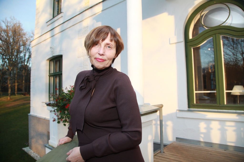 Jaunā Stāmerienas pils vadītāja Anda Vītola vakar aizvadīja savu pirmo darba dienu. Kad būs iestrādājusies, viņa sola informēt arī “Dzirksteles” lasītājus par saviem plāniem.     
Autors: Gatis Bogdanovs