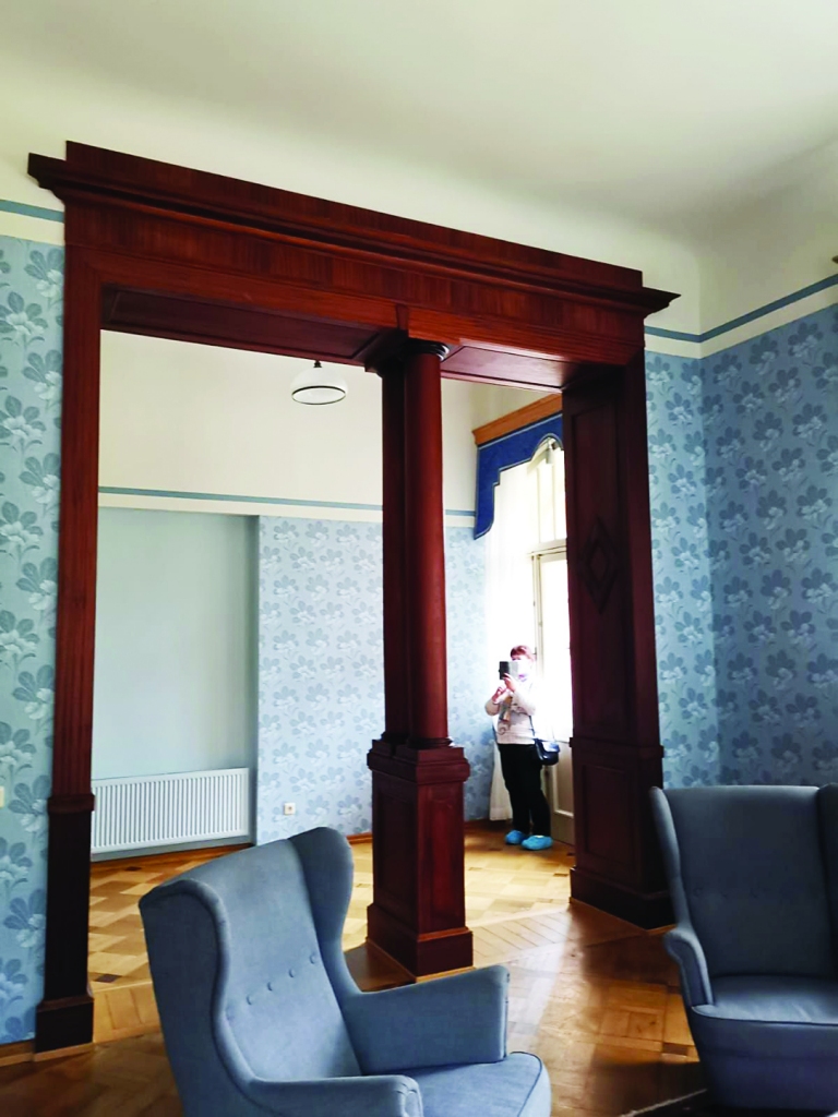 Neparasts inženieru risinājums ir kolonnas. Katrā kolonnā iekšā ir metāla caurule - mitruma un kondensāta savākšanas sistēma. Bēniņos ir salikti līmeņi, lai liekais kondensāts krājas vienā vietā un tad pa caurulēm uz leju nokļūst meliorācijas sistēmā. 
Autors: Pārsla Konrāde